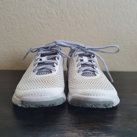 NIKE White and Gray Running Shoes - Picture 2 of 8